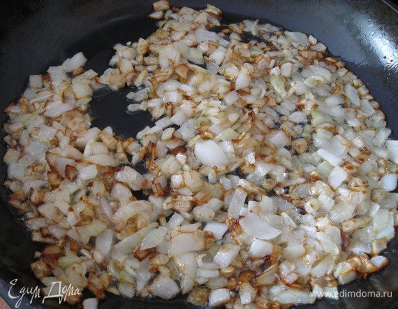 Режем лук кубиком, жарим до золотистого цвета.