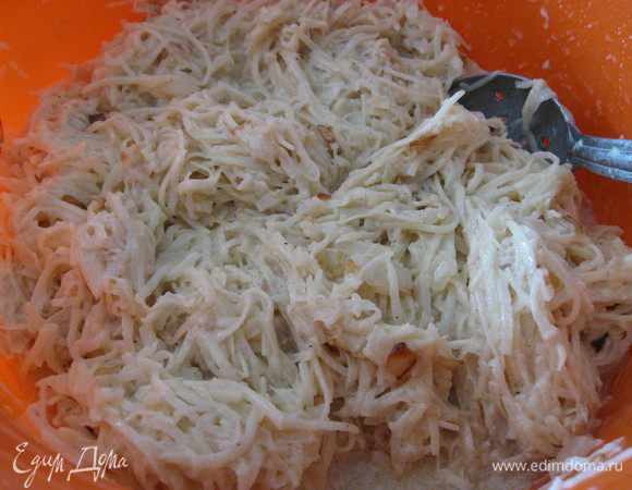 Добавляем лук  в картофельную массу, хорошенько перемешиваем.