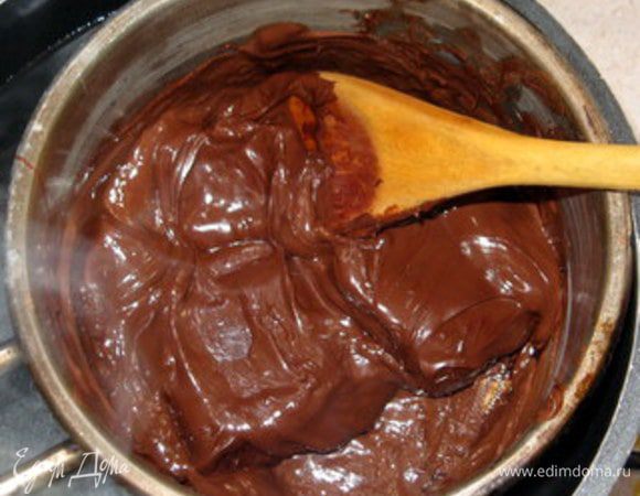 Растопить на водяной бане 200 гр тёмного шоколада. 