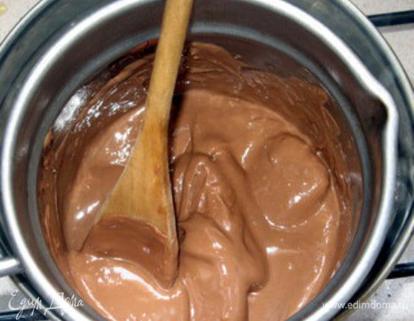 Для крема растопить на водяной бане молочный шоколад.