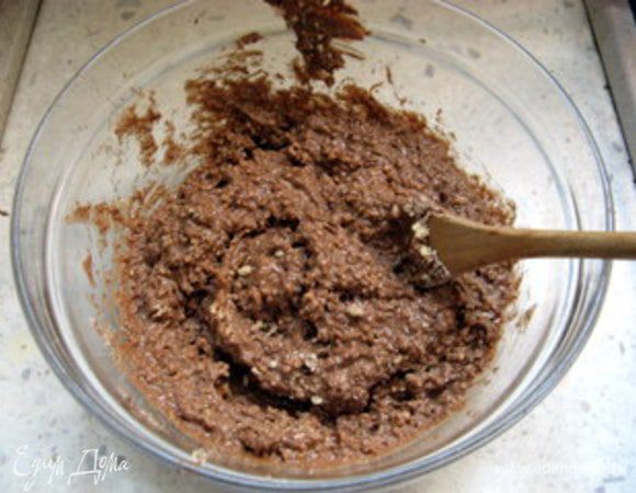 Смешать  молотые орехи с молочным шоколадом.