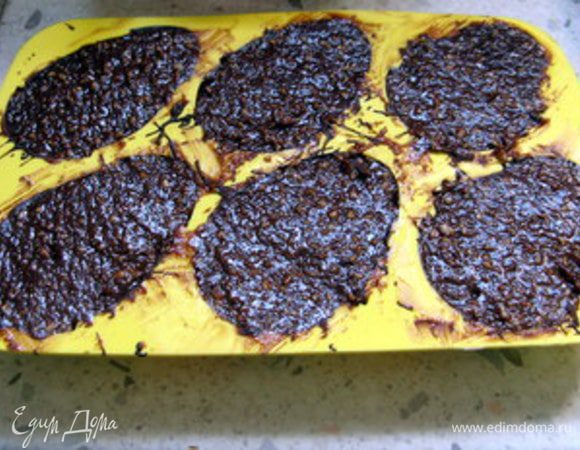 Достать формочки из холодильника. Выложить в каждую формочку несколько целых орехов и наполнить кремом.