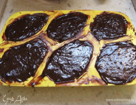 Растопить оставшиеся 50 гр тёмного шоколада и покрыть формочки, наполненные кремом, тонким слоем. Поставить в холодильник на 2 часа.Застывшие яйцо достать из силиконовой формы и соединить между собой две половинки, смазав, например, нутеллой.

