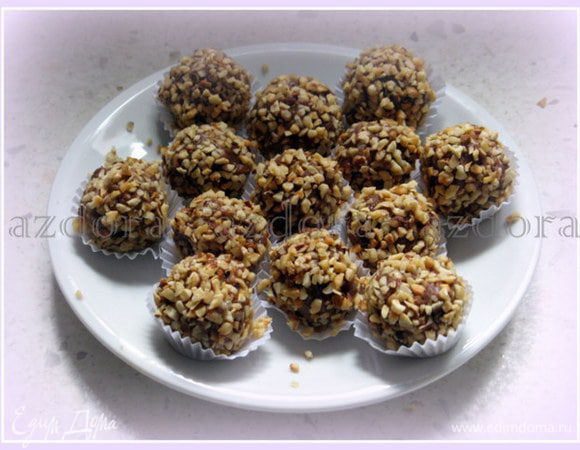 У меня остался крем. Я поставила его в холодильник, пока он не застыл слегка (минут 30). Затем сделала из крема маленькие шарики, вставила внутрь орешек, обваляла их в измельчённых орехах и поставила  застывать в холодильник. Получились конфеты, типа трюфель.

