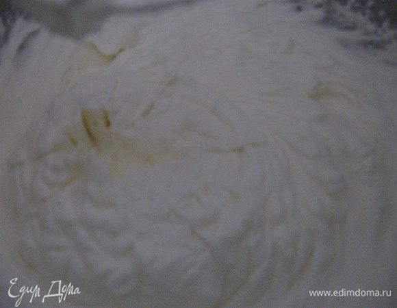 Сливки взбить с пудингом и молокомм. Аккуратно смешать с творогом