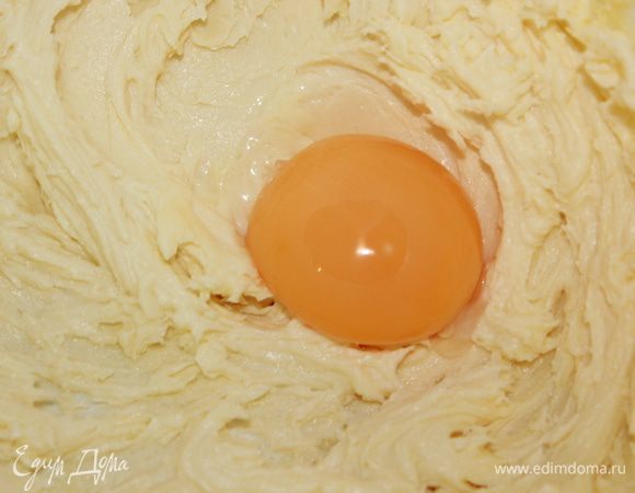 По одному ввести желтки, тщательно перемешивая. Добавить цедру и сок лимона (можно апельсина). 