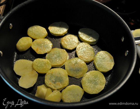 Разогреваем на среднем огне сковородку и, вот тут небольшая хитрость, слегка смазываем ее растительным маслом. Главное, чтобы картошка не плавала в масле. Дело в том, что при жарке пузырьки будут расшатывать всю конструкцию, поэтому необходимо, чтобы масло как можно меньше попадало в промежуток между ломтиками картофеля. Ломтики картофеля выкладываем строго в один ряд и достаточно свободно. Никаких крышек не используем.
 
Обжариваем с одной стороны до золотистой корочки, переворачиваем ломтики и обжариваем с другой стороны. Переворачивать удобнее всего с помощью вилки, а не лопатки. Слишком тонкие ломтики, поэтому подлезть лопаткой под них может быть проблематично.
 
По готовности второй стороны картофельных ломтиков солим картошку и выключаем огонь.
