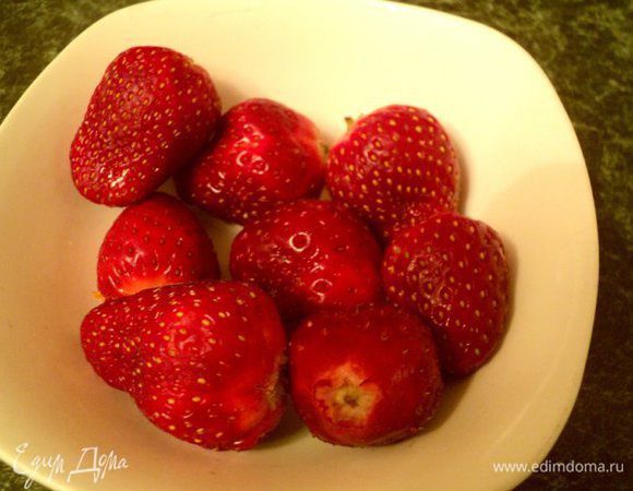 Клубнику очистить от черешков, помыть и обсушить салфеткой.