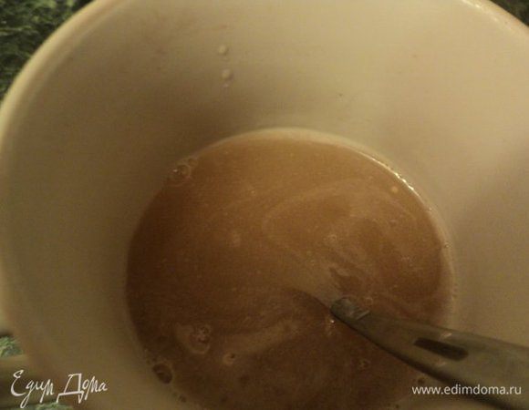 Желатин залить 1 стаканом воды, дать ему разбухнуть, добавить сахар, поставить на небольшой огонь и нагревать, постоянно помешивая до растворения сахара и желатина     ( не кипятить!). Остудить до комнатной температуры.