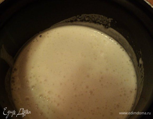 Белки взбить до плотного состояния, постепенно добавить, постоянно взбивая, желатин, 1ст.ложку лимонного сока и цедру 1 лимона. Продолжать взбивать пока масса не начнет густеть.