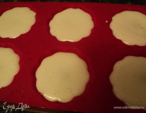 Залить сверху оставшимися белками и поставить в холодильник на 3 часа для застывания.