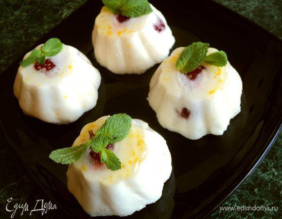 Перед подачей опустить формочки на несколько секунд в горячую воду и перевернуть на блюдо.