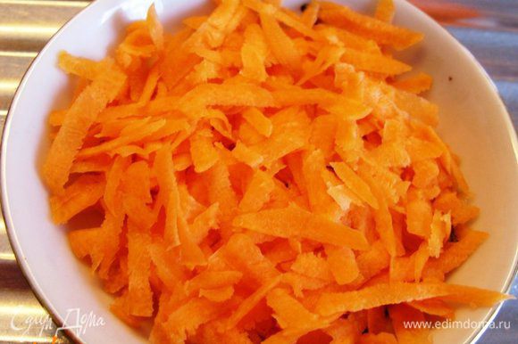 Морковь почистить, помыть и на крупной терке нашинковать.