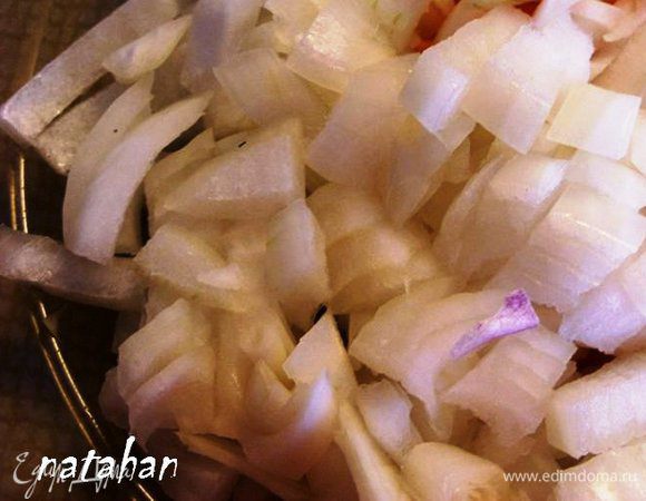 Лук почистить, помыть и мелко порезать.