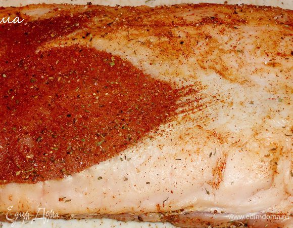 Соль, чабер, паприку, куркуму смешайте вместе и натрите мясо. Оставьте на пол часа.