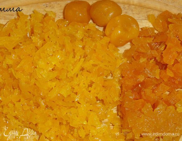 Тем временем мелко нарежьте кумкват и курагу.