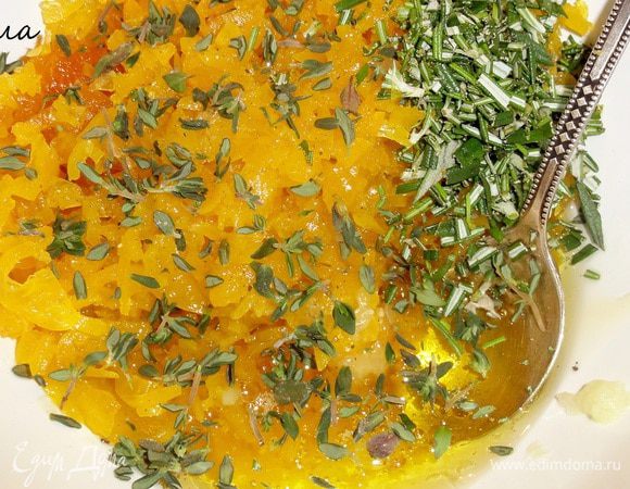  Добавьте к ним мед, сок лимона, оливкового масла, тертый имбирь, измельченный розмарин и листики тимьяна. Все тщательно перемешайте.