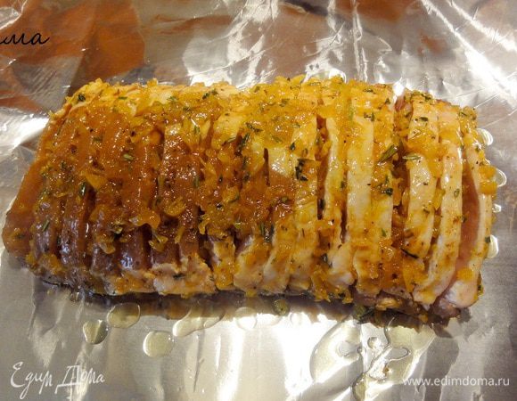 Заверните в фольгу и поставьте в разогретую до 190-200 градусов, духовку.