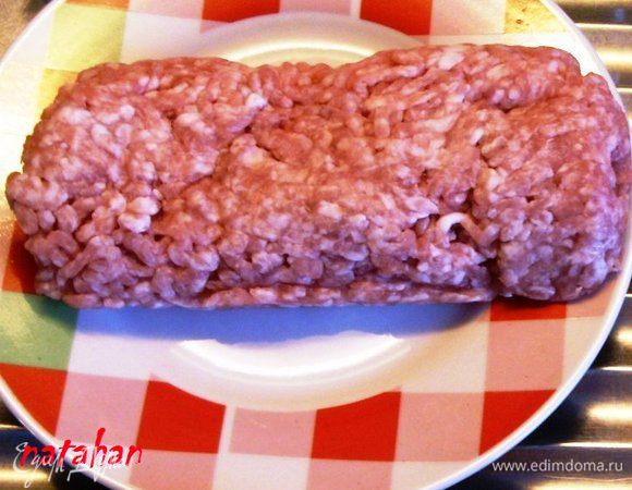 Приготовить фарш. Я заранее разморозила 125 гр смешанного фарша (500 гр упаковку фарша я делю на 4 части и замораживаю в морозилке в целлофановых мешочках - авось пригодится).