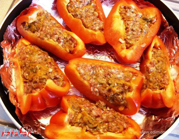 В Форму для запекания (у меня сковорода диаметром 24 см), застелёную алюминиевой фольгой,  выложить нафаршированные "лодочки".