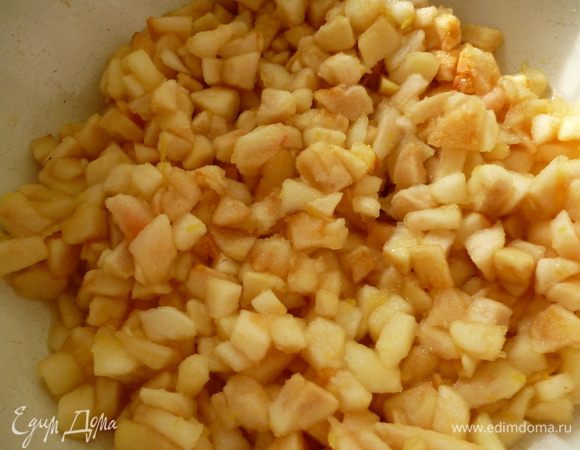 Яблочная начинка. Можно просто нарезать яблоки кубиком и добавить сахар. Но я предлагаю приготовить вот таким способом: яблоки очистить и нарезать мелким кубиком, добавить к ним лимонный сок и цедру, перемешать. Нагреть сковородку, растопить сливочное масло, добавить к нему сахар и хорошо перемешать. Как только первые крупинки сахара начнут таять, выкладываем на сковородку нарезанные яблоки, хорошо перемешиваем и прогреваем 1–2 минуты. Снимаем с плиты, накрываем крышкой и даем остыть.