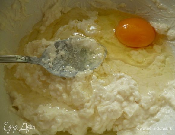 Добавляем яйцо и растительное масло. Хорошо растираем ложкой.