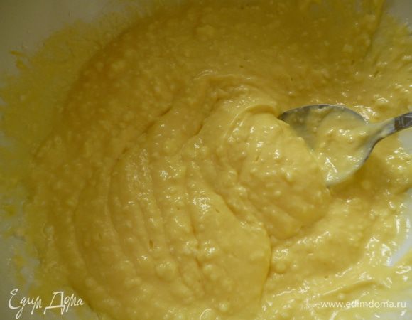 Добавляем 1 стакан муки и хорошо перемешиваем ложкой.