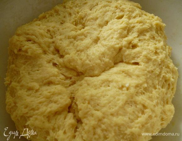 Затем добавляем постепенно остальную муку и хорошо вымешиваем тесто руками. Тесто должно быть мягким, чуть-чуть липнуть к рукам. Накрываем посуду с тестом полотенцем и даем ему отдохнуть 30 минут.