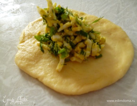 Раскатываем лепешки чуть потолще, чем для вареников.