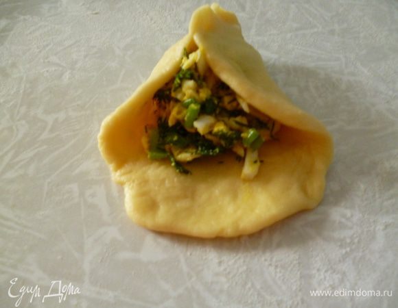 На середину лепешки выкладываем начинку.