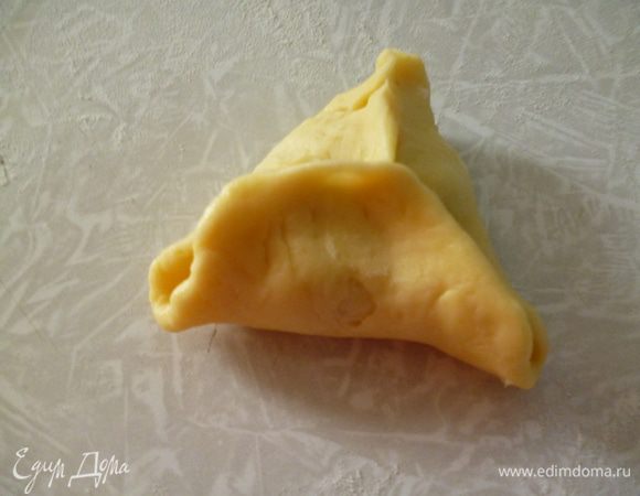И лепим пирожки, треугольные.