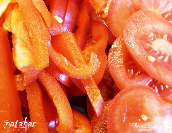 Помидоры помыть, обсушить и порезать на "пятаки". 1 часть перца ("лодочку") порезать узкими полосками. 