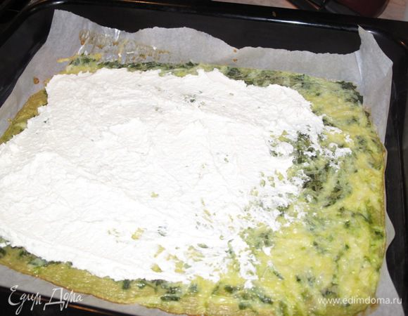 Вынуть и чуть остудить омлет из духовки и распределить по нему творог.Поставить опять в духовку на 10-15 мин.(следить за краями первого слоя,чтоб не подгорели).