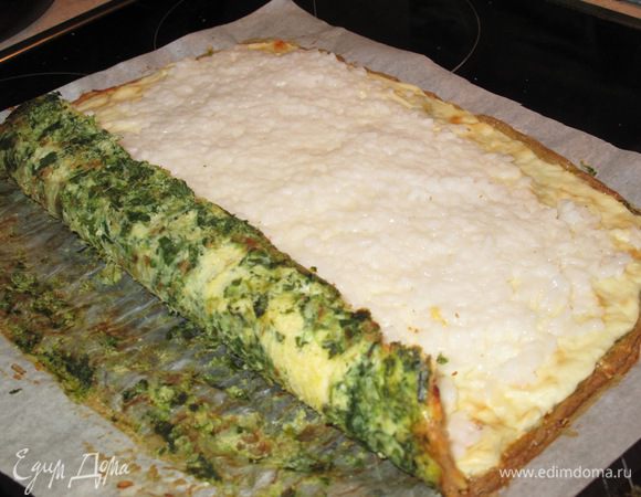 Вытащив противень,сверху на творог распределяем рис.Немного погодя,чтоб не обжечься,приподнимаем с одного края бумагу и начинаем сворачивать рулет,при этом бумагу естес-но отслаиваем.Даём рулету немного отдохнуть,завернув его в фольгу,а затем можно и нарезать.На тёплую порцию не лишне будет добавить сметанки или молочного соуса. Приятного аппетита!!!
Есть ещё вариант не использовать крахмал,а творог перемешать с готовым рисом и вместе нанести на сыр и запечь.Но это пришло мне в голову только сейчас, пока печатала, и такой вариант не опробован:)