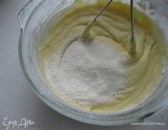 2) Добавляем яйца (одно целое и желток!), сметану и муку (именно в этой последовательности).