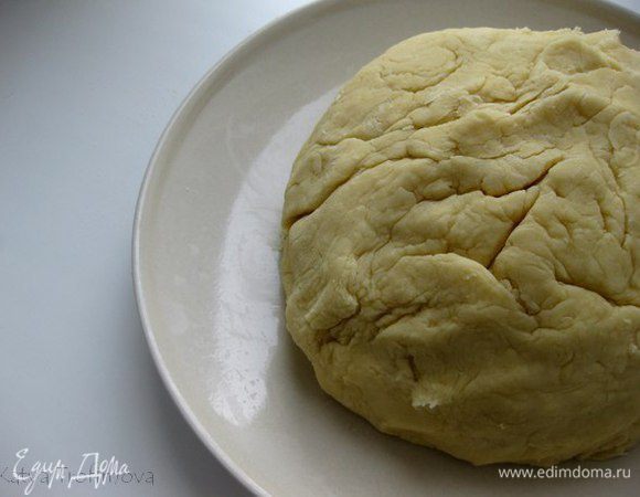 3) Тщательно замешиваем тесто руками. Оно должно получиться упругое и не прилипать к пальцам. По надобности можете добавить еще муки.