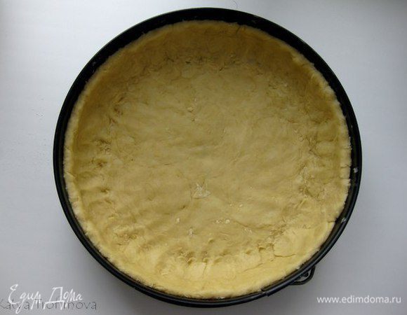 4) Укладываем тесто в форму (у меня диаметр 26 см) и ставим в холодильник на время приготовления начинки.