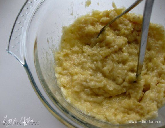 5) Начинка. 
Измельчите банан(разомните).