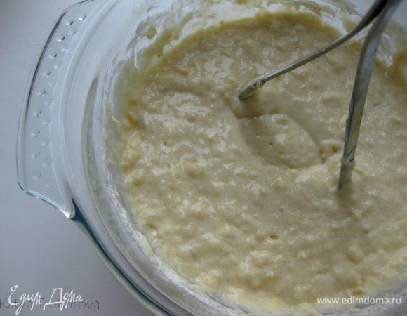 6) Отделите желтки от белков и добавьте желтки к банановой массе. Туда же добавьте сметану,сахар и муку.