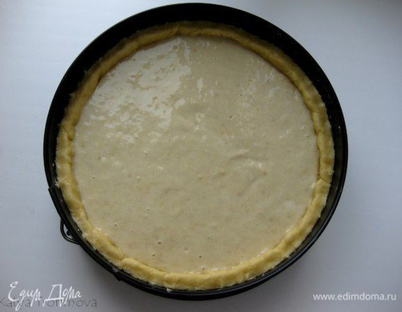 8) Сборка.  
Достаньте из холодильника форму с тестом и вылейте туда начинку. Выливайте аккуратно.чтобы начинка не осела. 