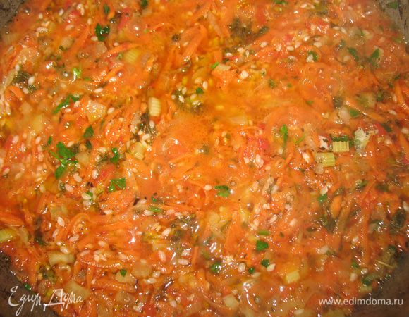 Лук мелко нарезать, морковку натереть на крупной терке, сельдерей и перец мелко нарезать. Обжарить на ароматном масле лук, когда он обжарится к нему добавить морковку, сельдерей и перец. Продолжать обжаривать. Посолить, поперчить и добавить сахар. Потом добавить нарезанную зелень,томатный сок и рис. 