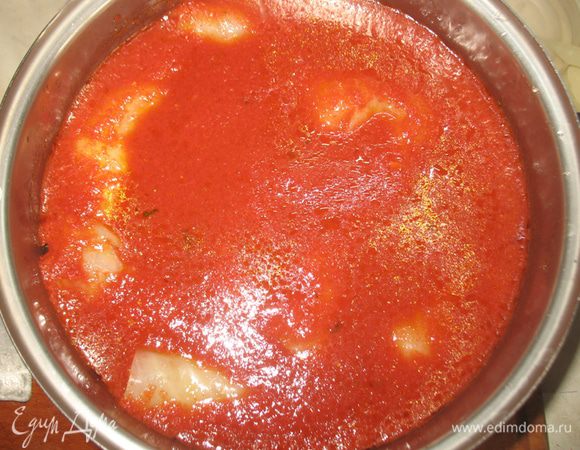 Свернуть голубцы и сложить в кастрюлю. Залить их овощным бульоном, смешанным с томатным соком и паприкой. Прижать голубцы крышкой меньшего диаметра, а сверху закрыть крышкой от кастрюли. Варить 35 минут. 