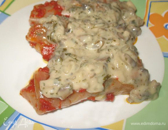 Выложить голубцы на тарелку сверху полить соусом и приятного аппетита!!