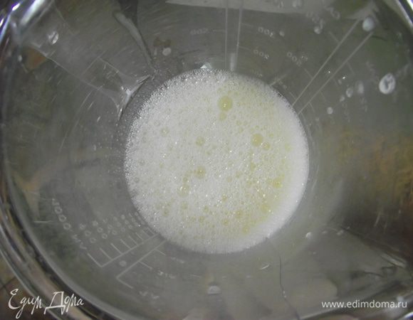 Для теста воду и яйцо перемешать.