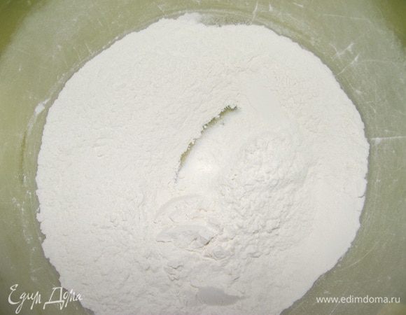 В муку добавить соль.