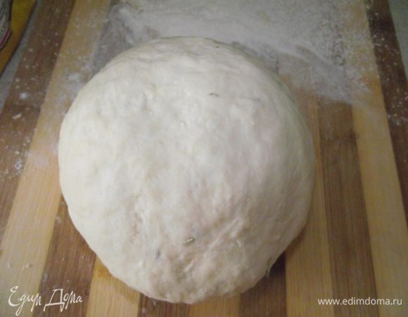 Влить воду с яйцом и замесить тесто.