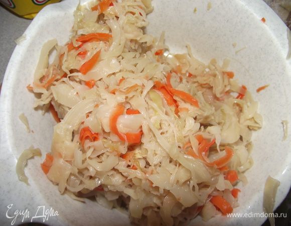 Капусту отжать.