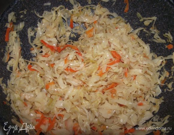 Порезать луковицу и тушить вместе с капустой до золотистого цвета.