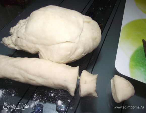 Тесто разрезаем небольшими кусочками.