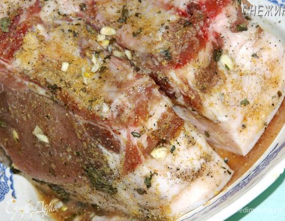 Для лучшего маринования, а затем пропекания, посередине куска сделать надрез. В нем также смазать маринадом. Оставить мясо на какое-то время, в идеале – на ночь, накрыв пищевой пленкой. 